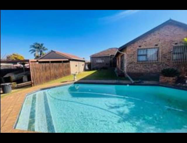 4 BEDROOM HOUSE FOR SALE IN PRIMROSE EAST